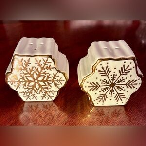 ❄️ Snowflake Salt & Pepper Shaker Set — Gold Trim Christmas Holiday Decor